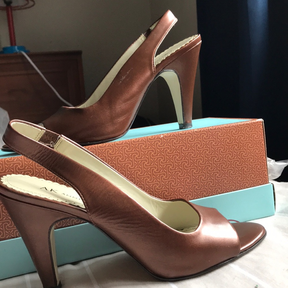 Anne Klein heels color bronze. Like new!